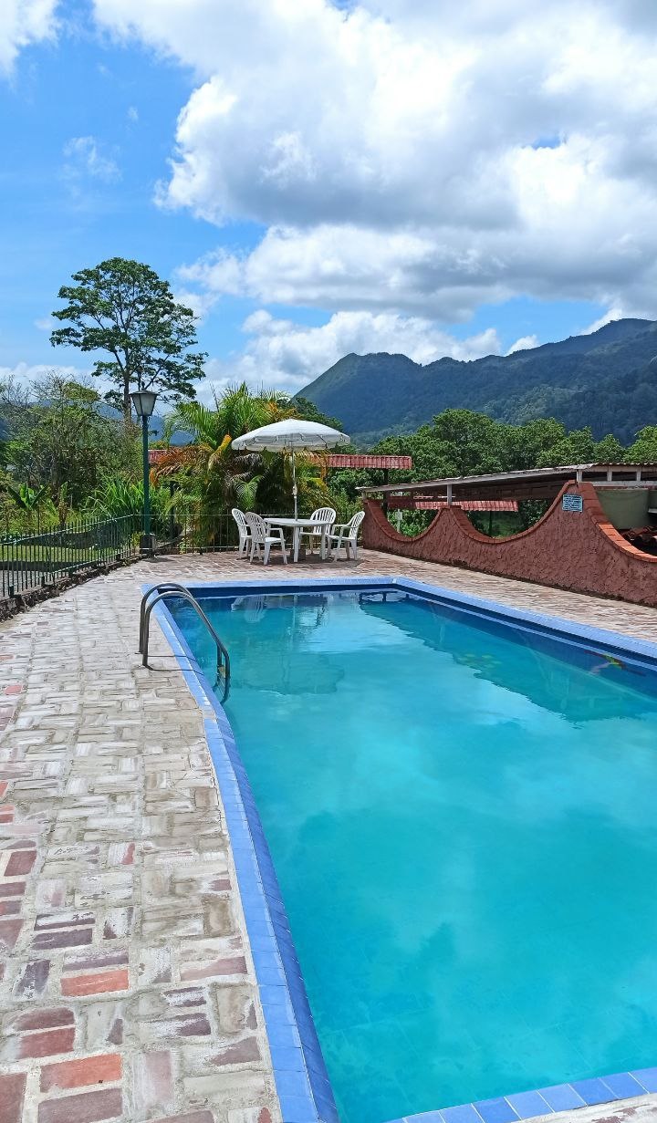 Piscina privada de Pueblo Pequeño con vista a la sierra de Caripe